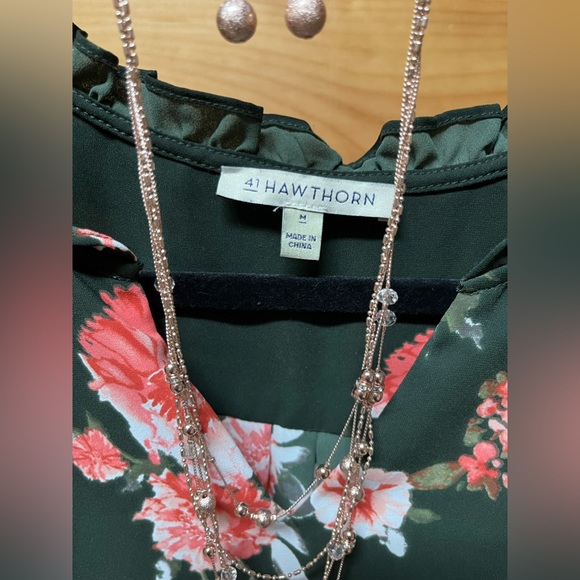 EUC 2 Stitchfix Floral Blouses with earring/necklace set - M - Picture 8 of 9